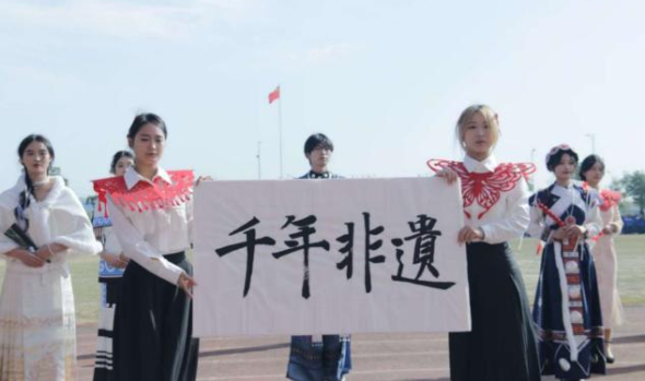 剪纸缀云肩 国风绽赛场——运动会开幕式非遗走秀惊艳全场